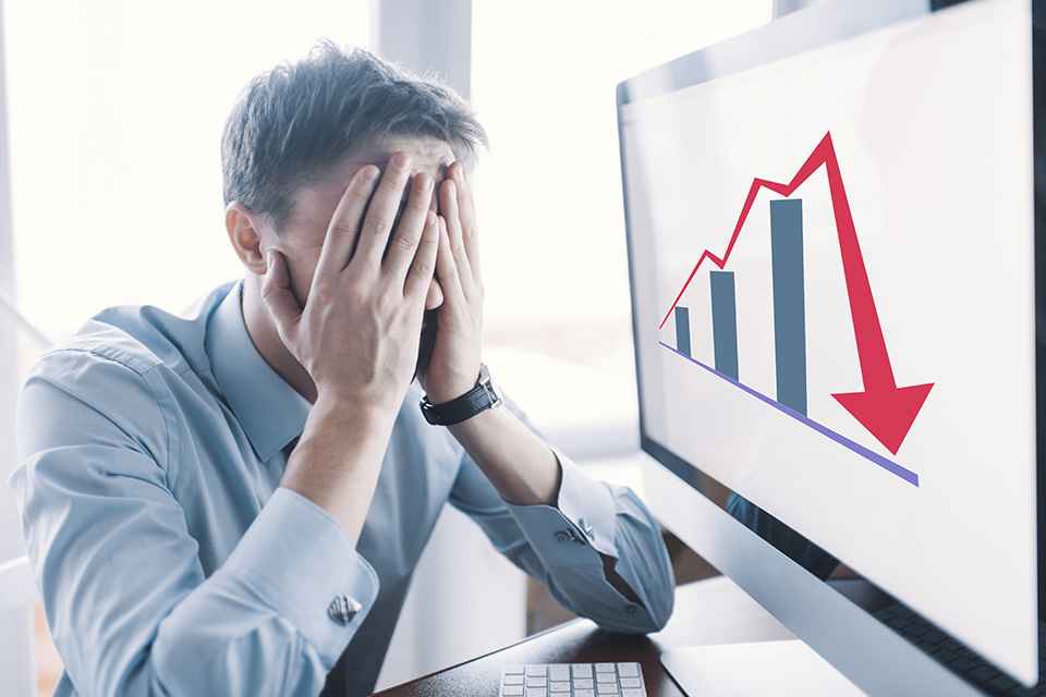 Foto: Gestresste Person und Chart mit Abwärtspfeil 