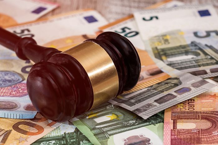 Foto: Richterhammer auf Geldscheinen