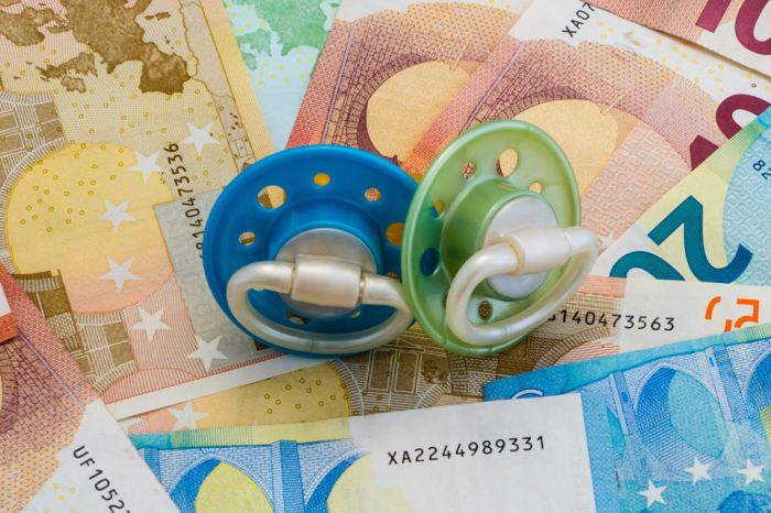 Foto: Geldscheine und Schnuller